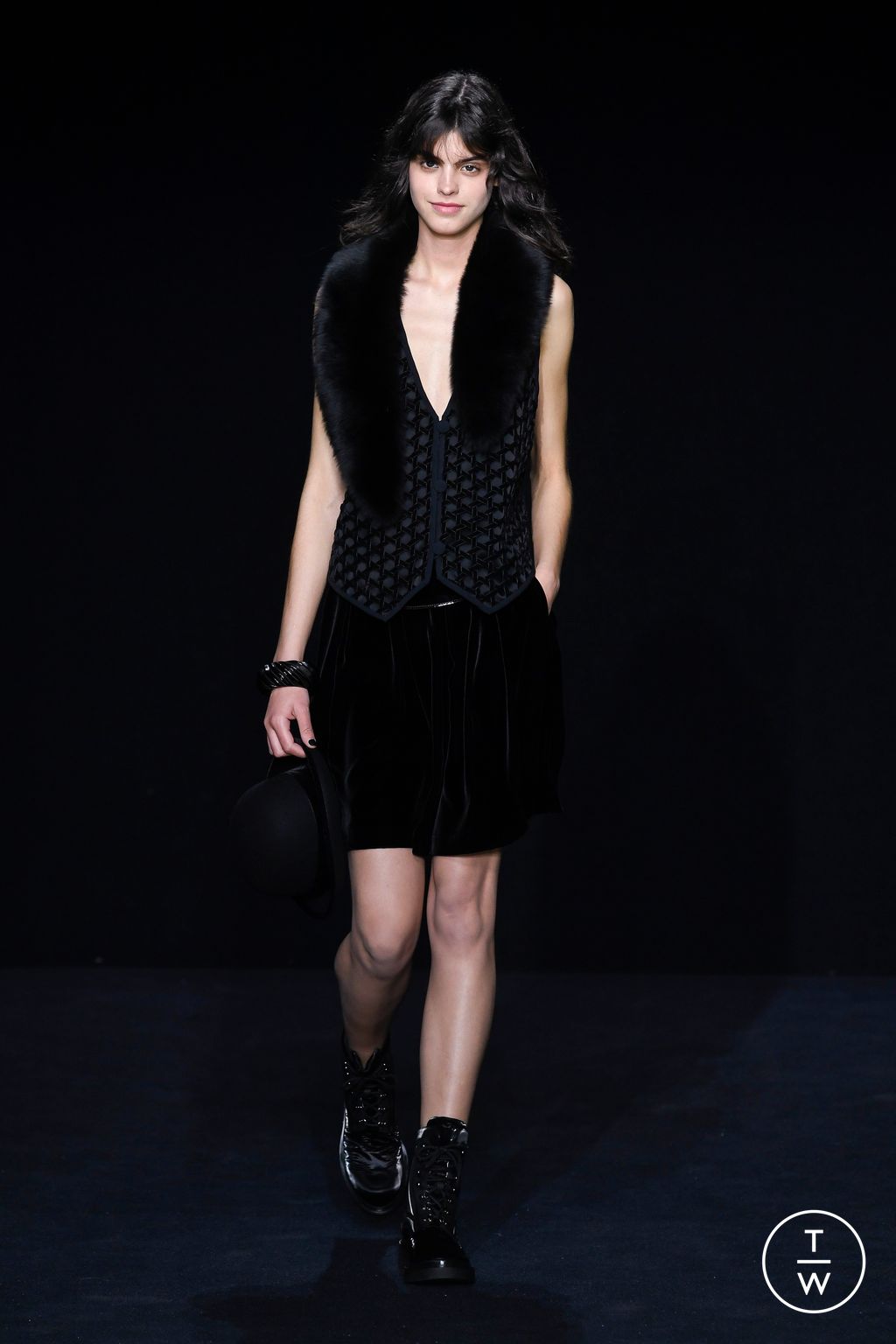 Fashion Week Milan Fall/Winter 2023 look 6 from the Emporio Armani collection 女装