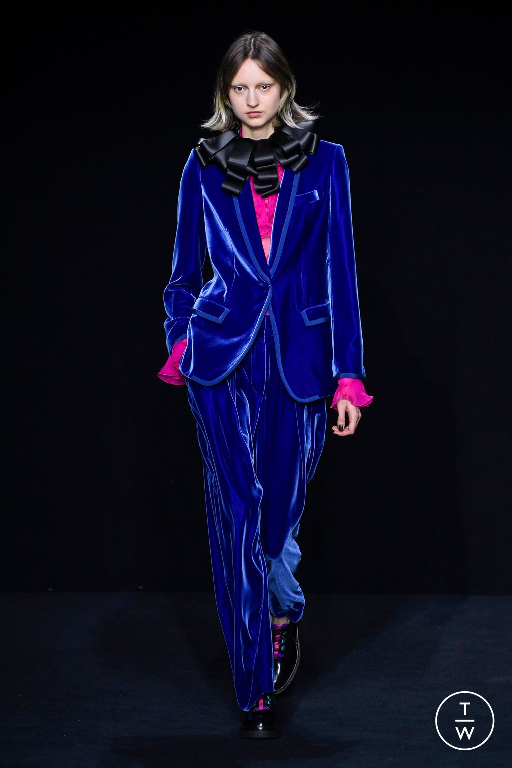 Fashion Week Milan Fall/Winter 2023 look 38 from the Emporio Armani collection 女装