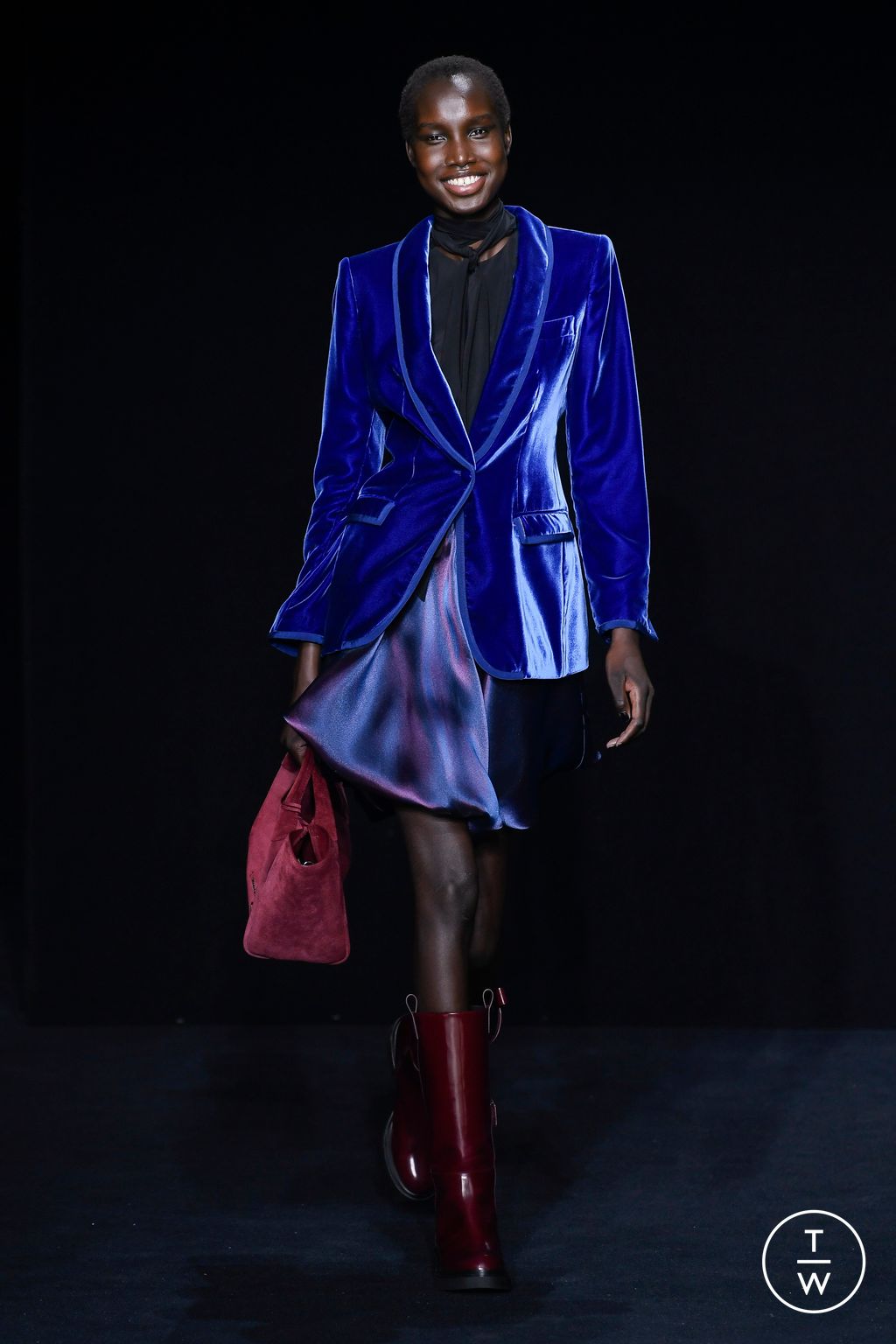 Fashion Week Milan Fall/Winter 2023 look 39 from the Emporio Armani collection 女装