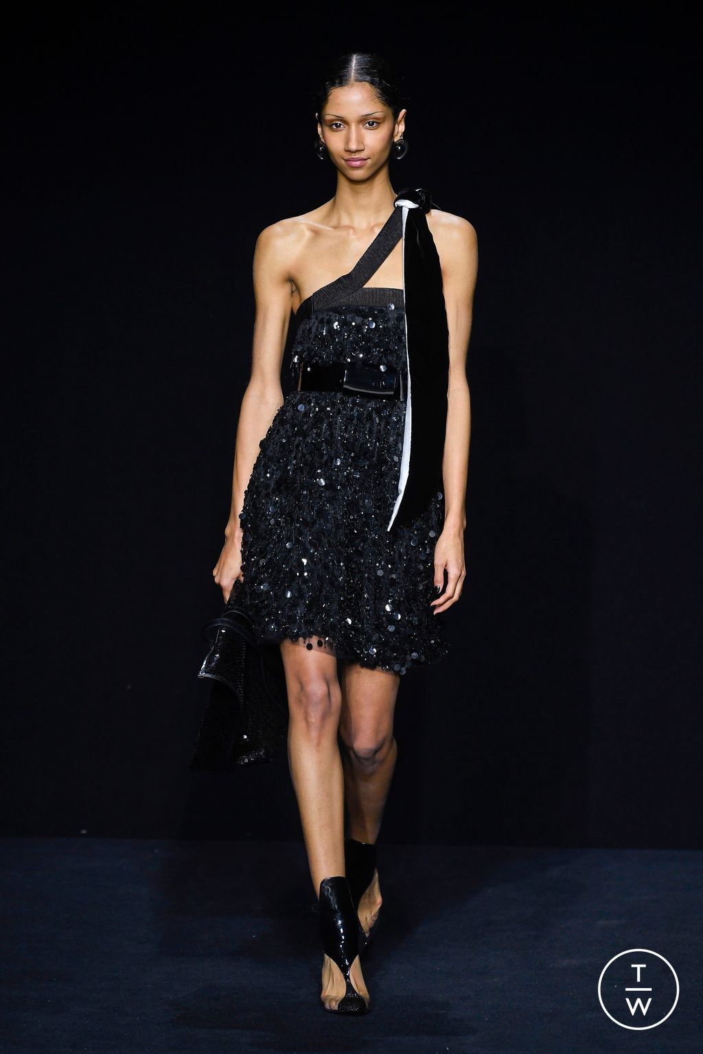 Fashion Week Milan Fall/Winter 2023 look 64 de la collection Emporio Armani womenswear