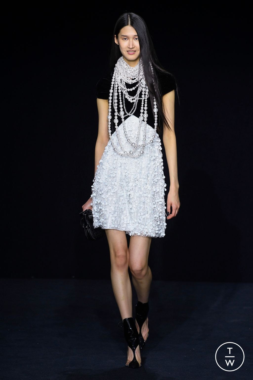 Fashion Week Milan Fall/Winter 2023 look 66 de la collection Emporio Armani womenswear