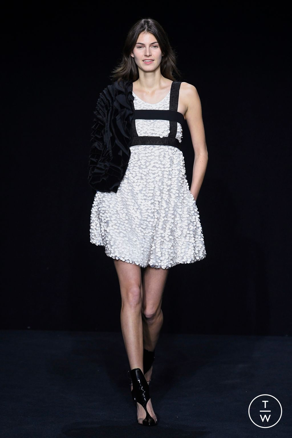 Fashion Week Milan Fall/Winter 2023 look 67 de la collection Emporio Armani womenswear