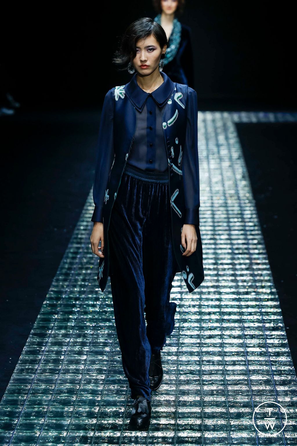 Fashion Week Milan Fall/Winter 2024 look 35 from the Emporio Armani collection 女装