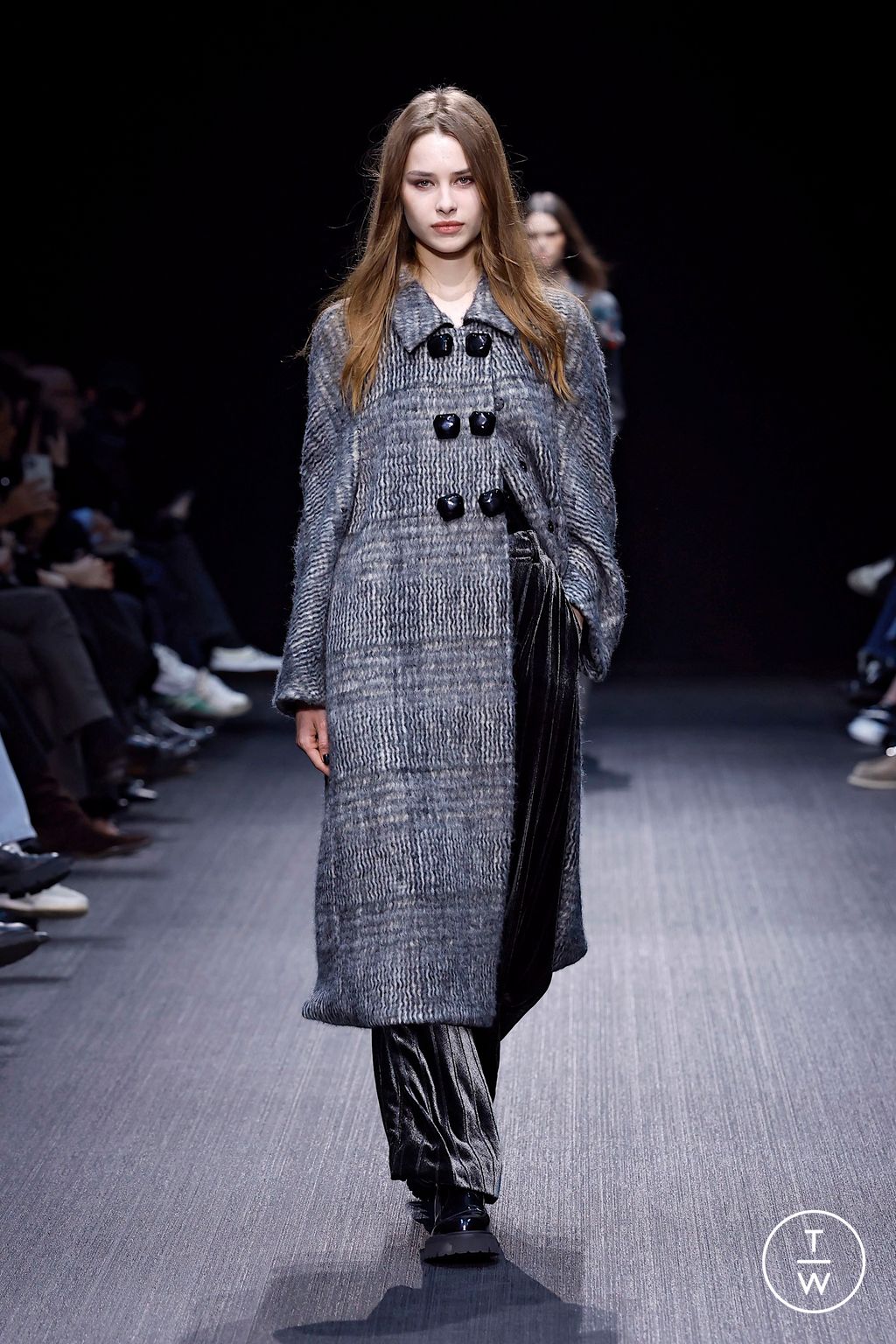Fashion Week Milan Fall/Winter 2025 look 4 from the Emporio Armani collection womenswear