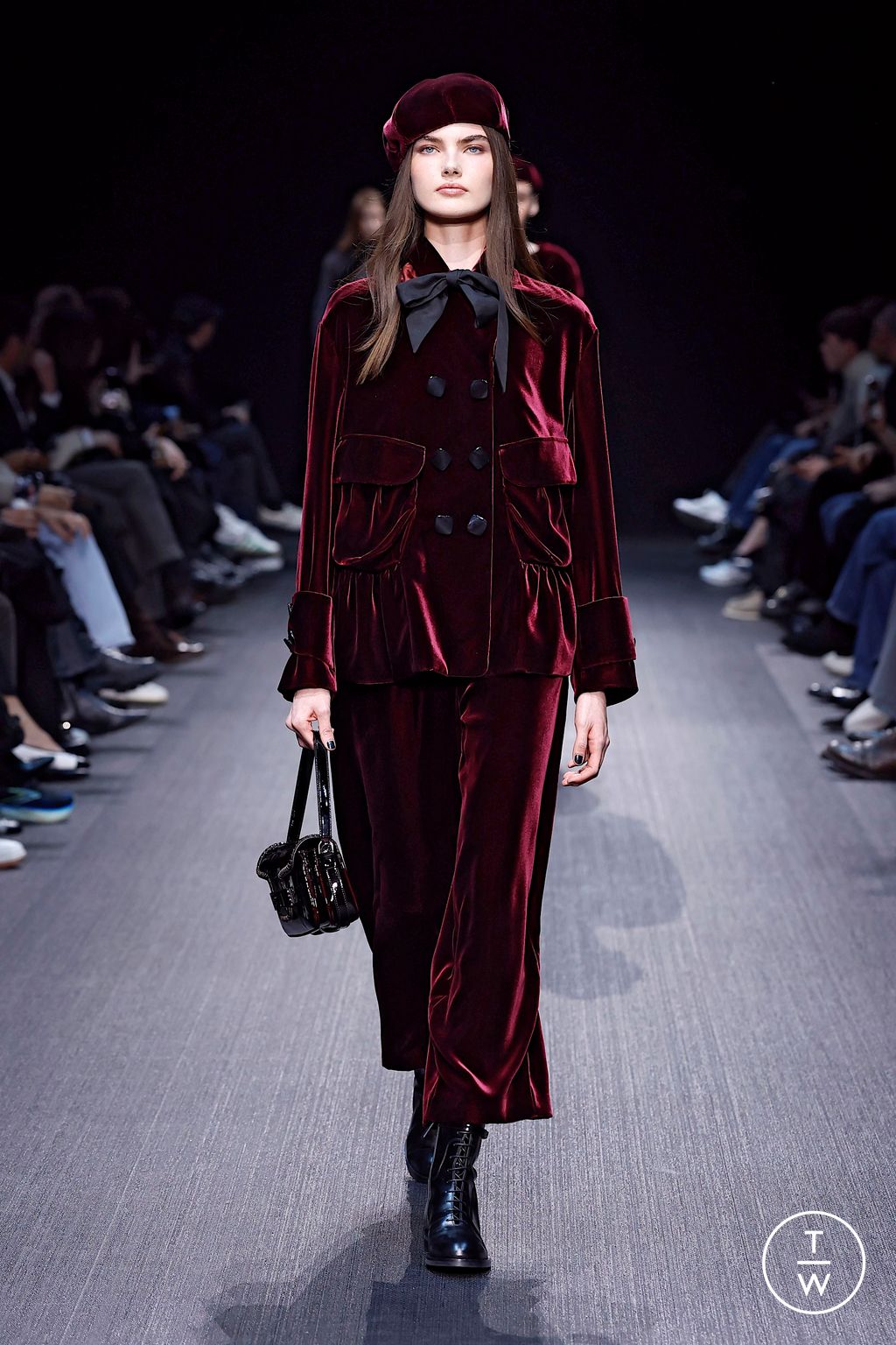 Fashion Week Milan Fall/Winter 2025 look 35 from the Emporio Armani collection 女装