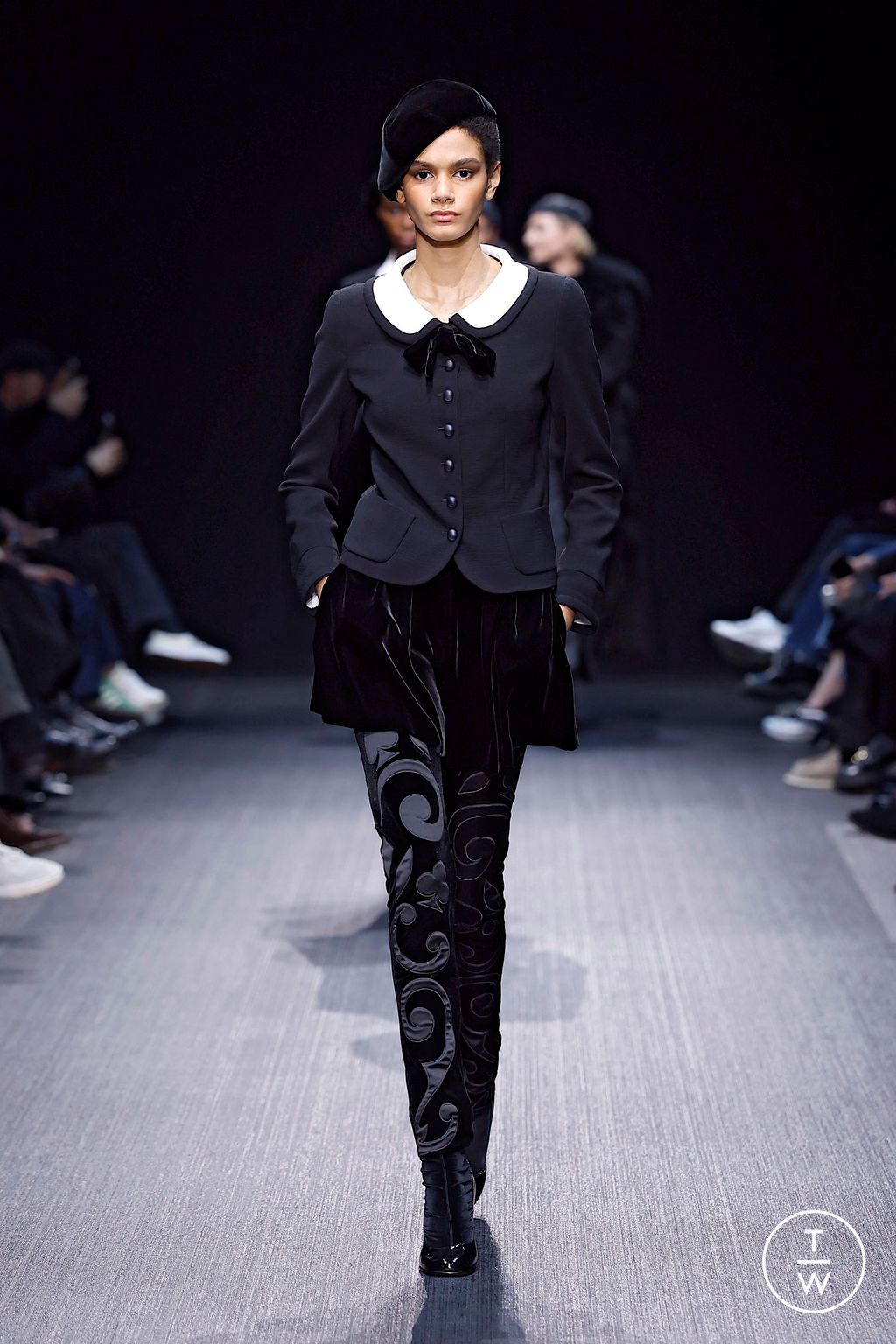 Fashion Week Milan Fall/Winter 2025 look 60 from the Emporio Armani collection 女装