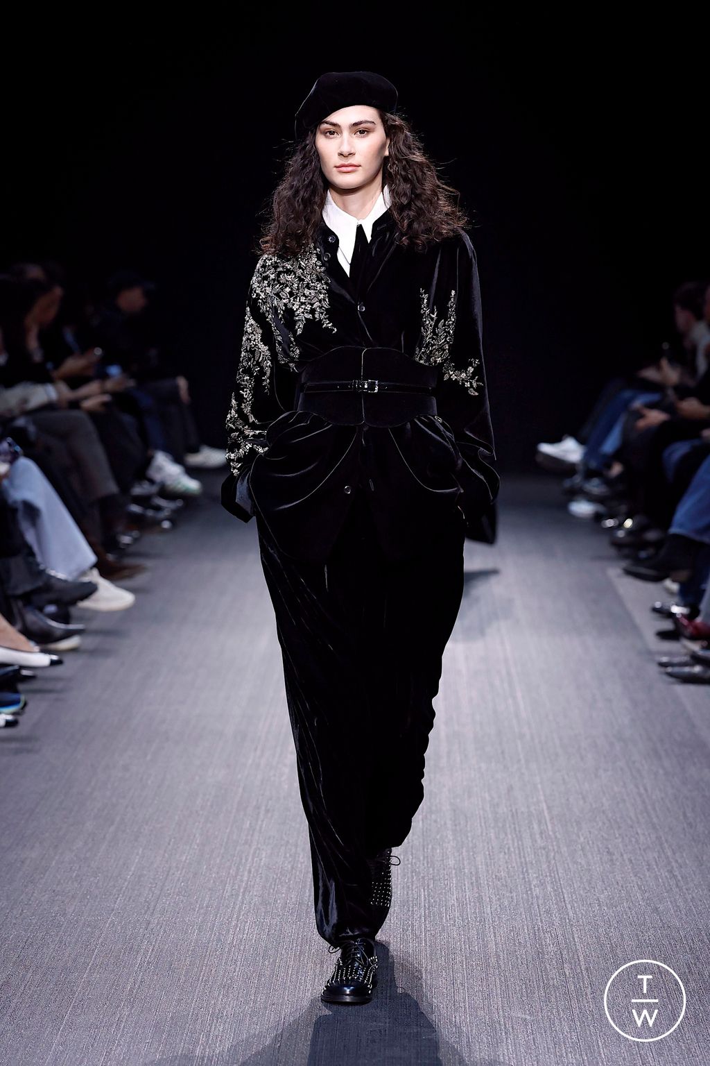 Fashion Week Milan Fall/Winter 2025 look 91 from the Emporio Armani collection 女装