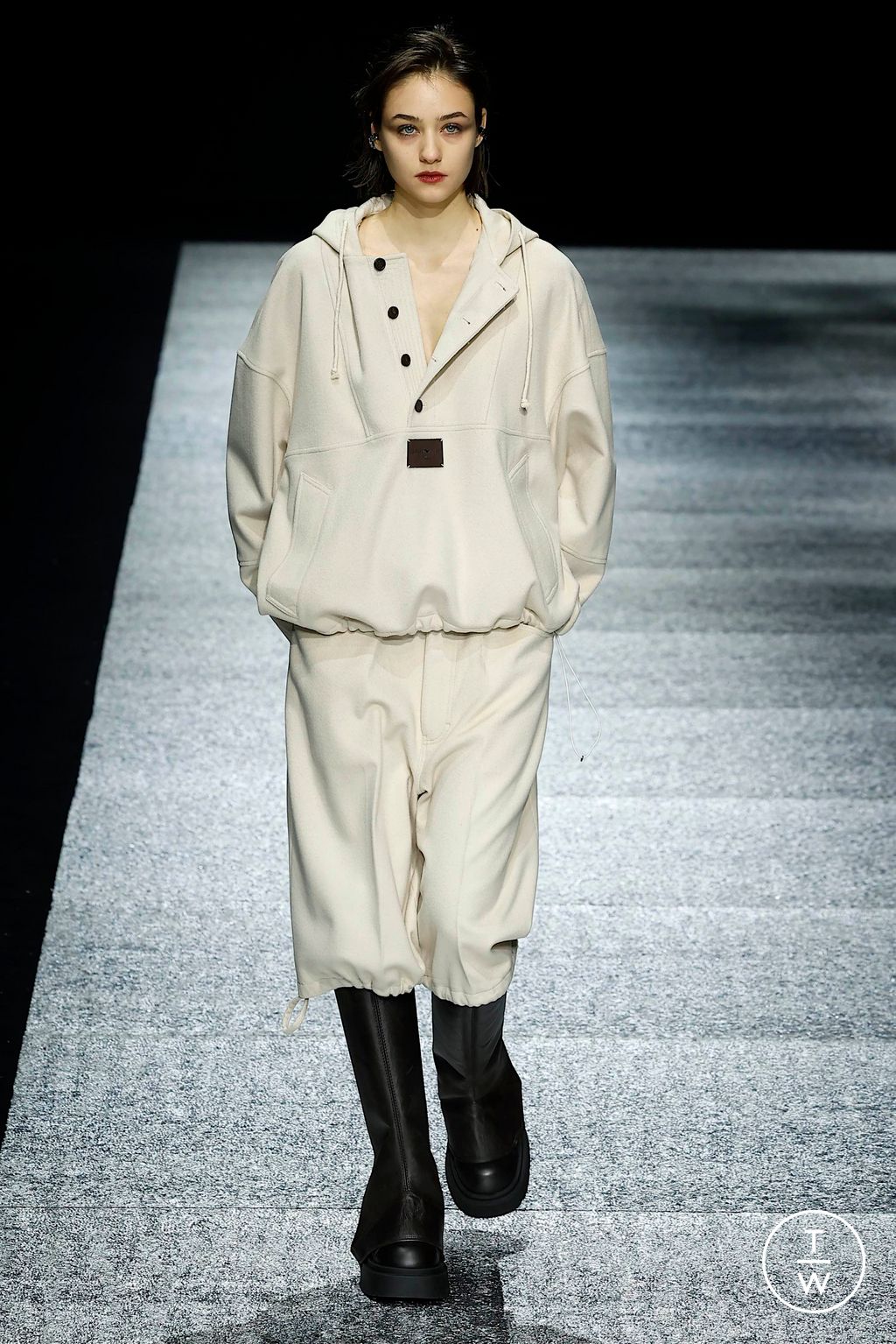 Fashion Week Milan Fall/Winter 2024 look 33 from the Emporio Armani collection 男装