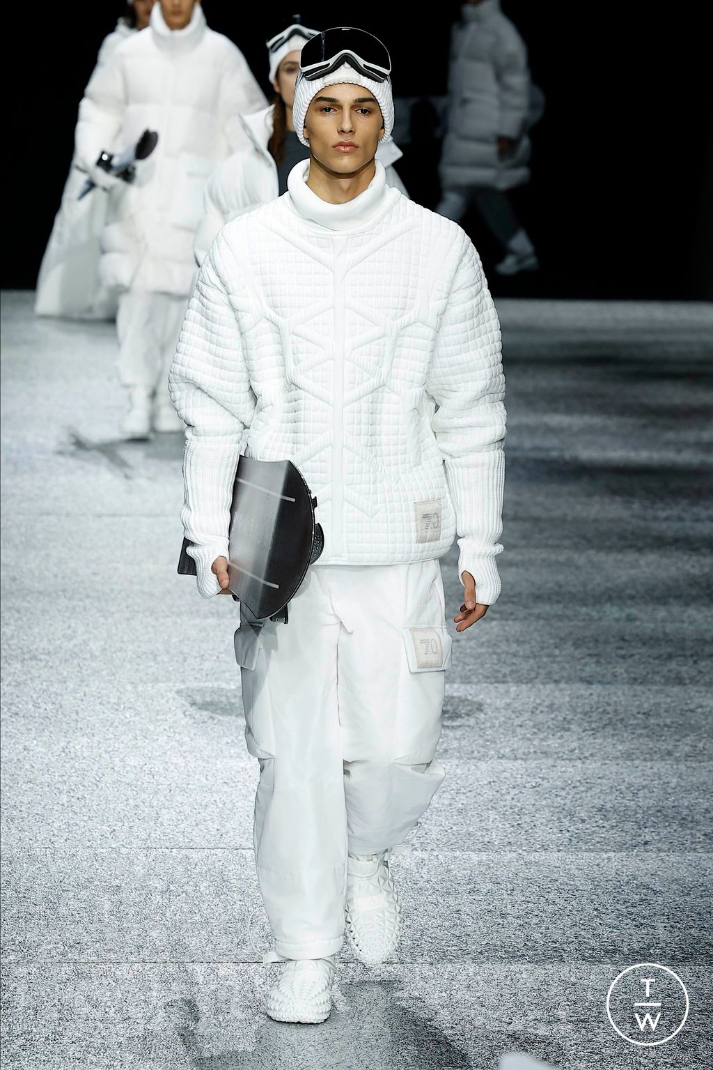 Fashion Week Milan Fall/Winter 2024 look 35 from the Emporio Armani collection 男装