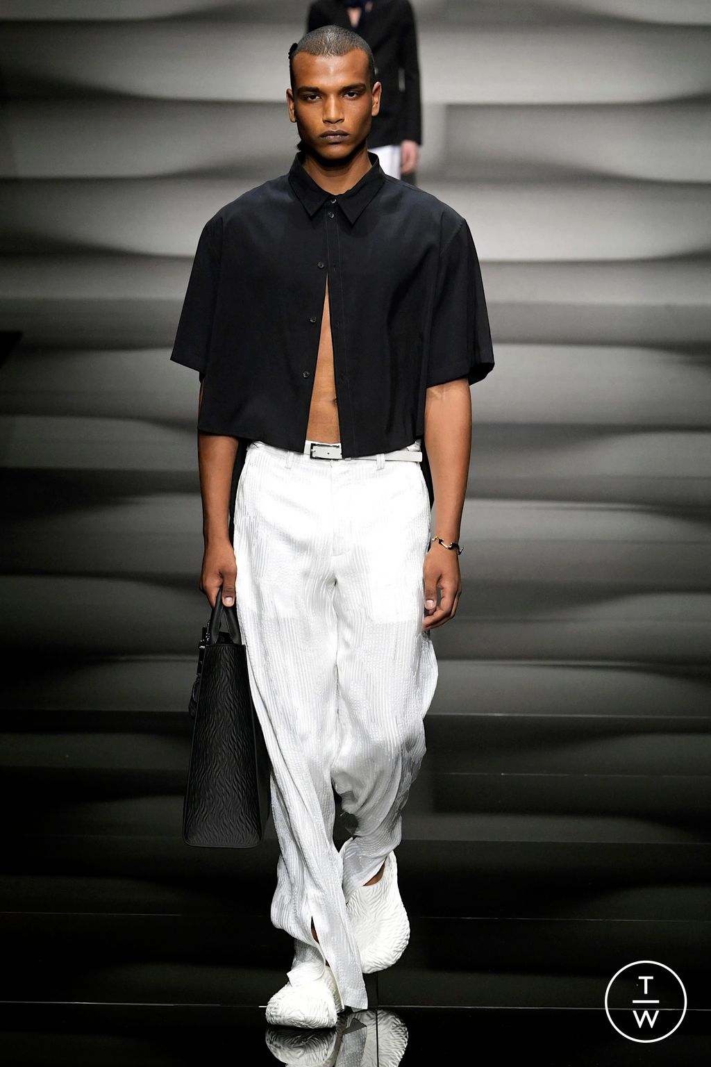 Fashion Week Milan Spring/Summer 2023 look 31 de la collection Emporio Armani menswear
