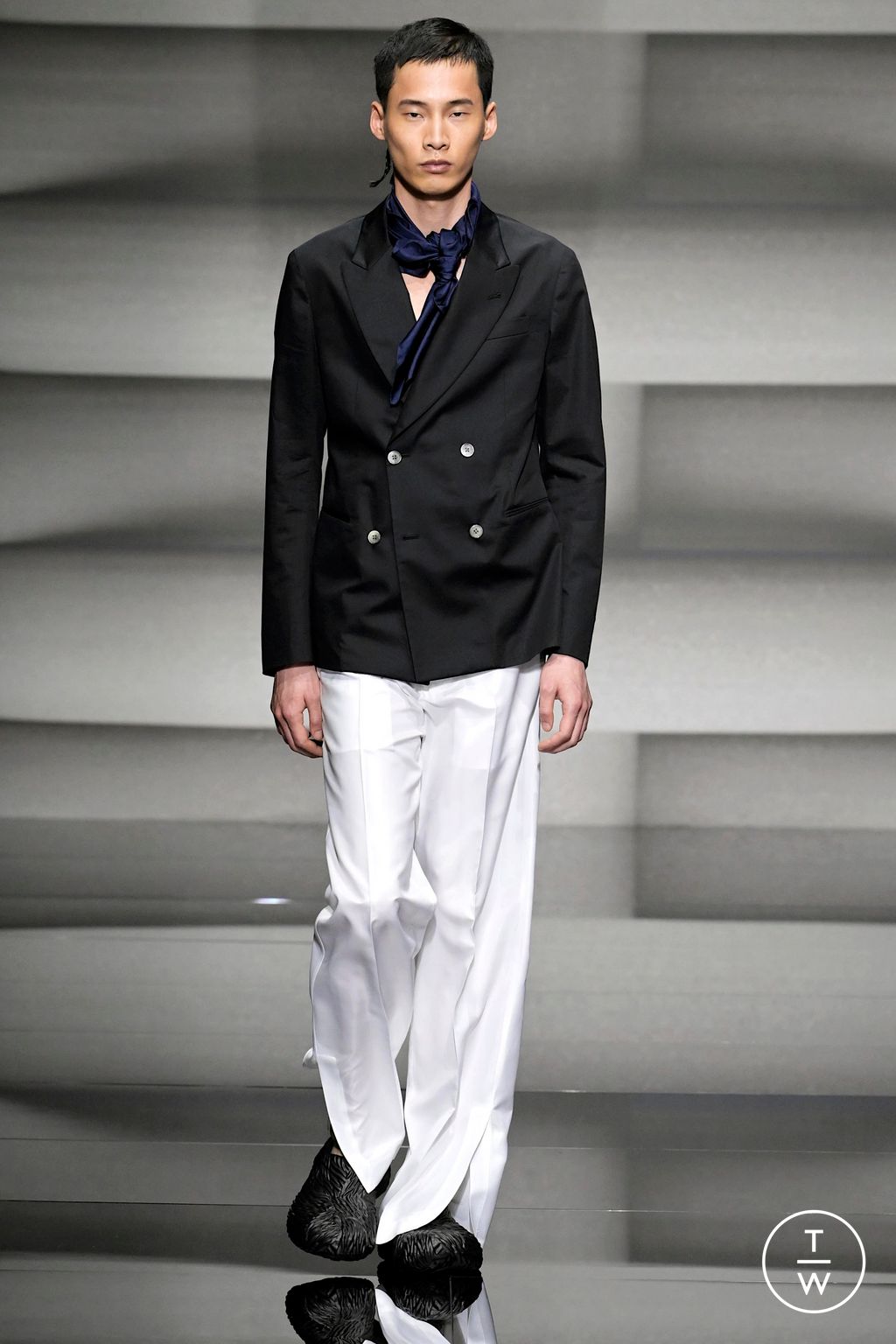 Fashion Week Milan Spring/Summer 2023 look 32 from the Emporio Armani collection menswear