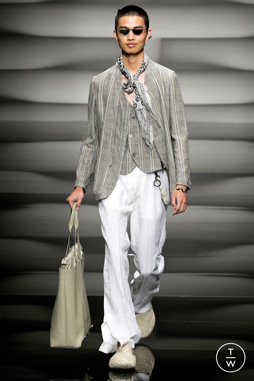 Fashion Week Milan Spring/Summer 2023 look 46 from the Emporio Armani collection 男装