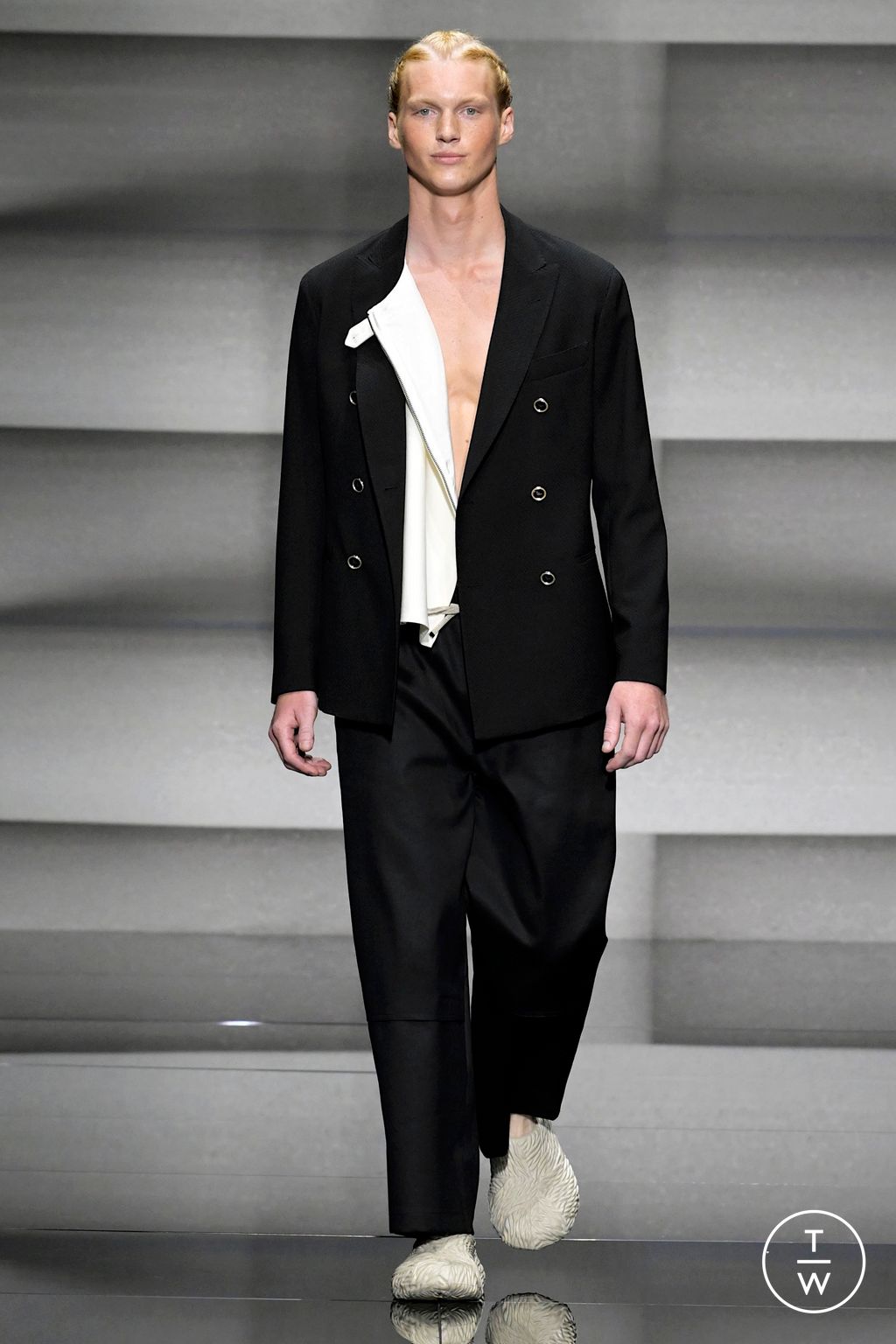 Fashion Week Milan Spring/Summer 2023 look 53 from the Emporio Armani collection 男装