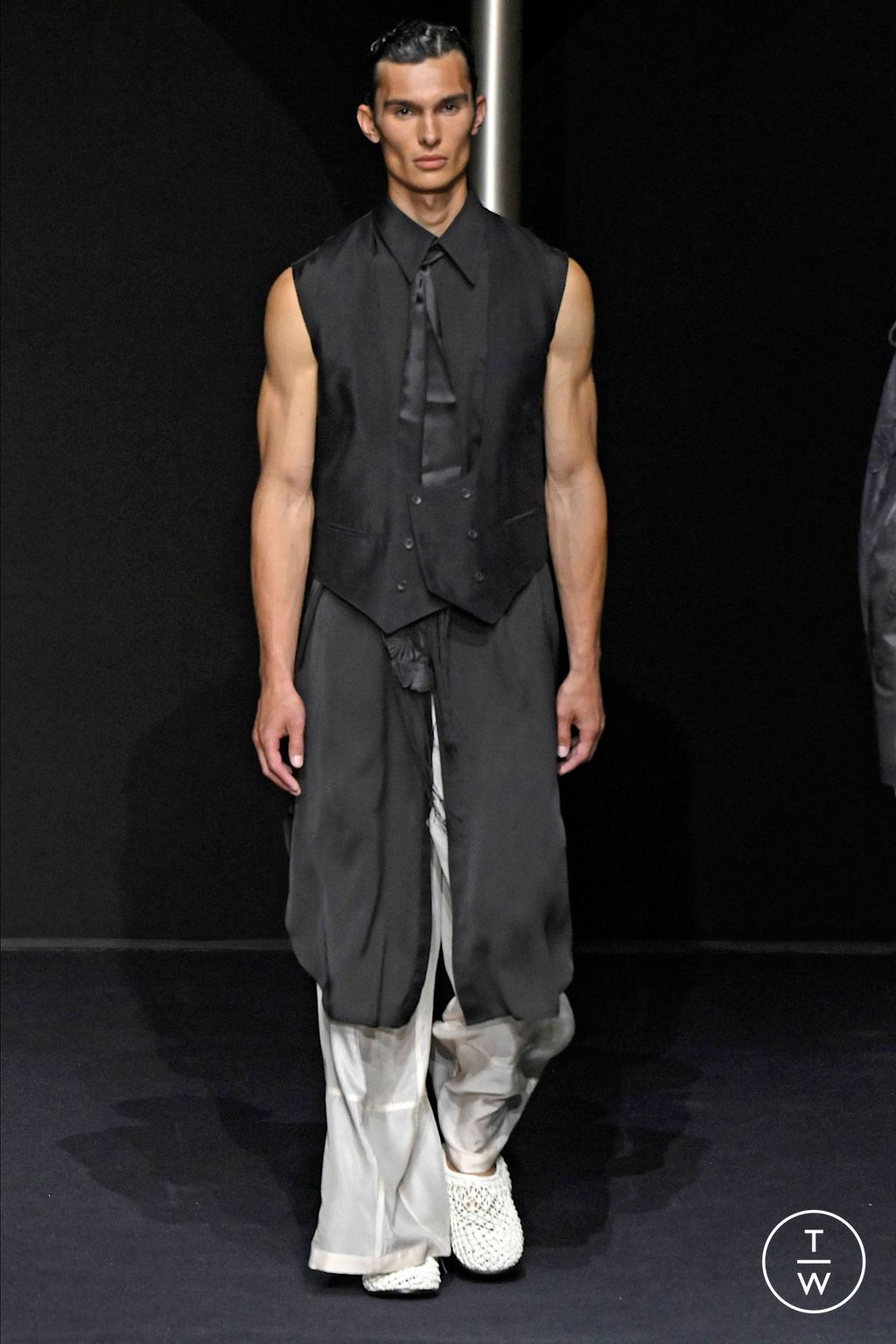 Fashion Week Milan Spring/Summer 2024 look 70 from the Emporio Armani collection menswear