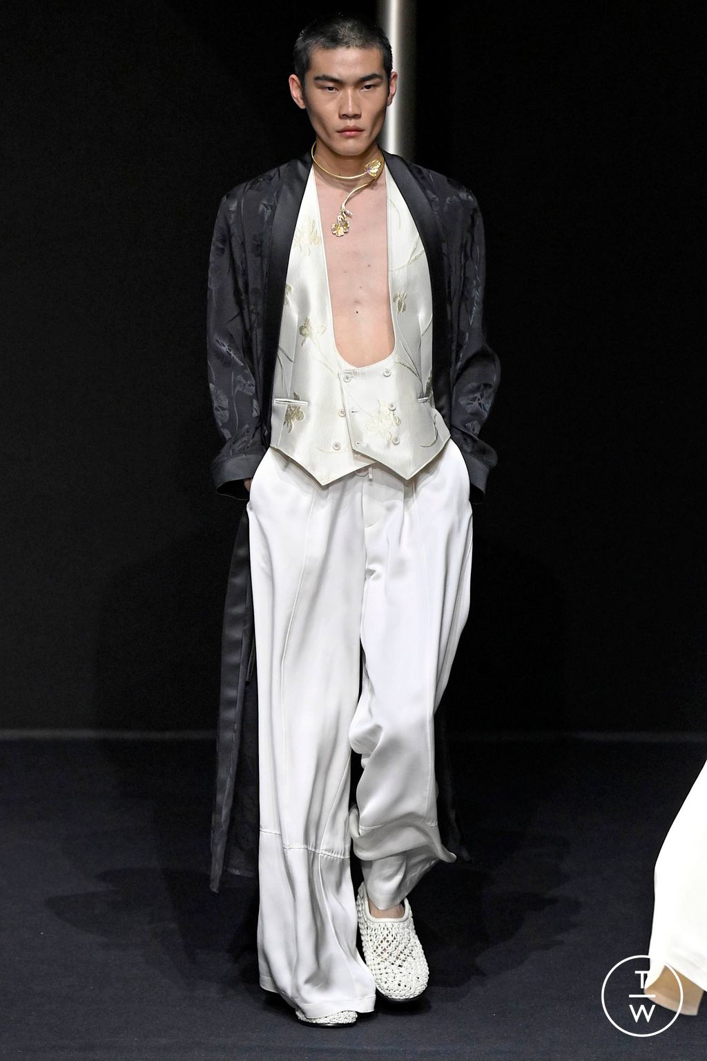 Fashion Week Milan Spring/Summer 2024 look 77 from the Emporio Armani collection 男装