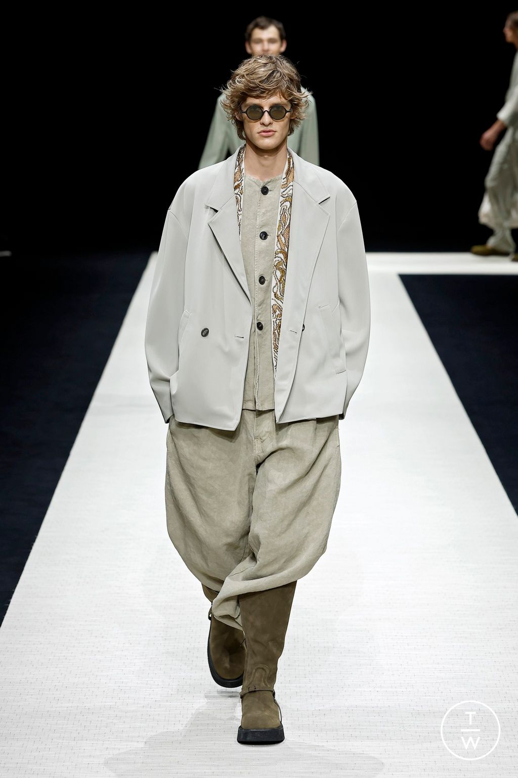 Fashion Week Milan Spring/Summer 2025 look 37 from the Emporio Armani collection menswear