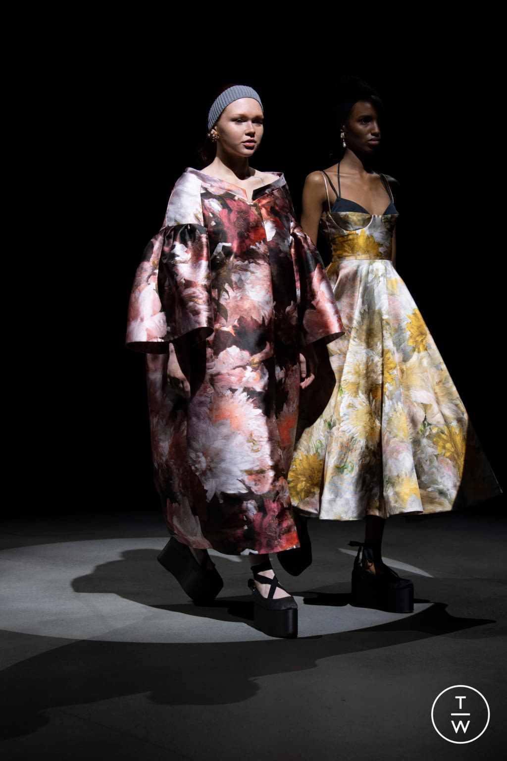 Fashion Week London Fall/Winter 2021 look 12 from the Erdem collection 女装
