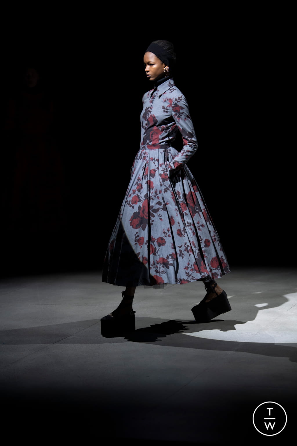 Fashion Week London Fall/Winter 2021 look 17 from the Erdem collection 女装