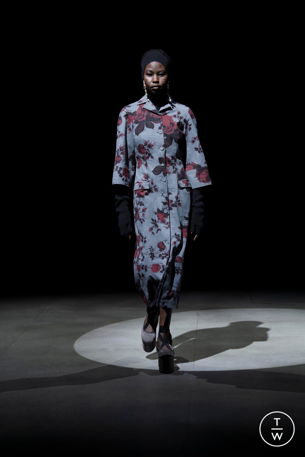 Fashion Week London Fall/Winter 2021 look 19 from the Erdem collection 女装