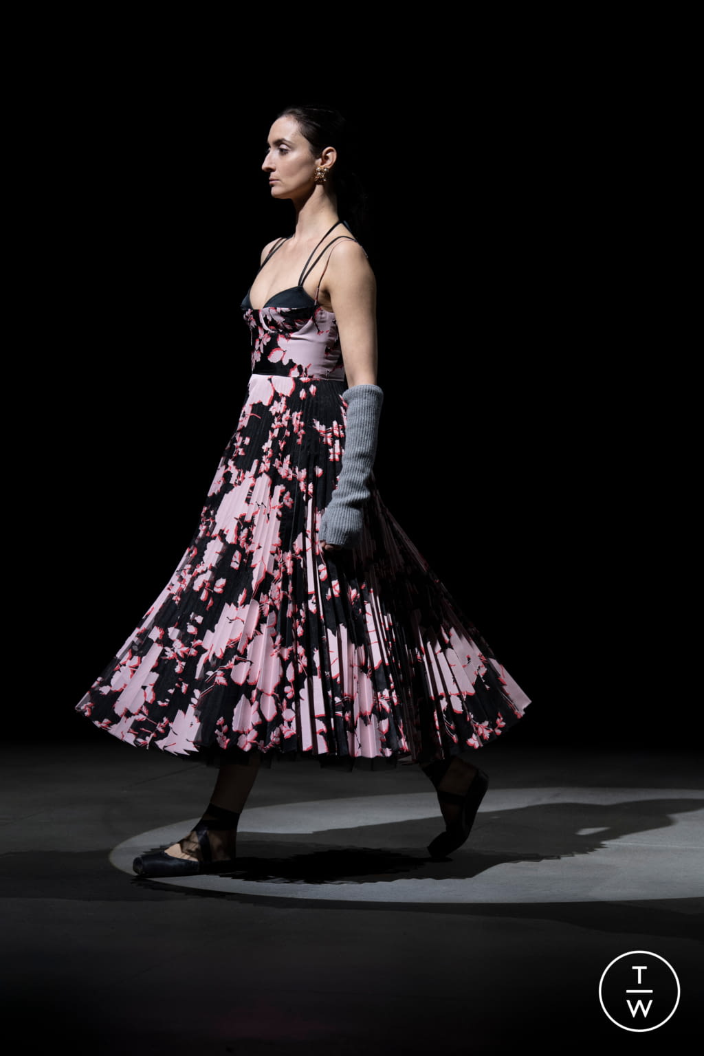 Fashion Week London Fall/Winter 2021 look 30 from the Erdem collection 女装