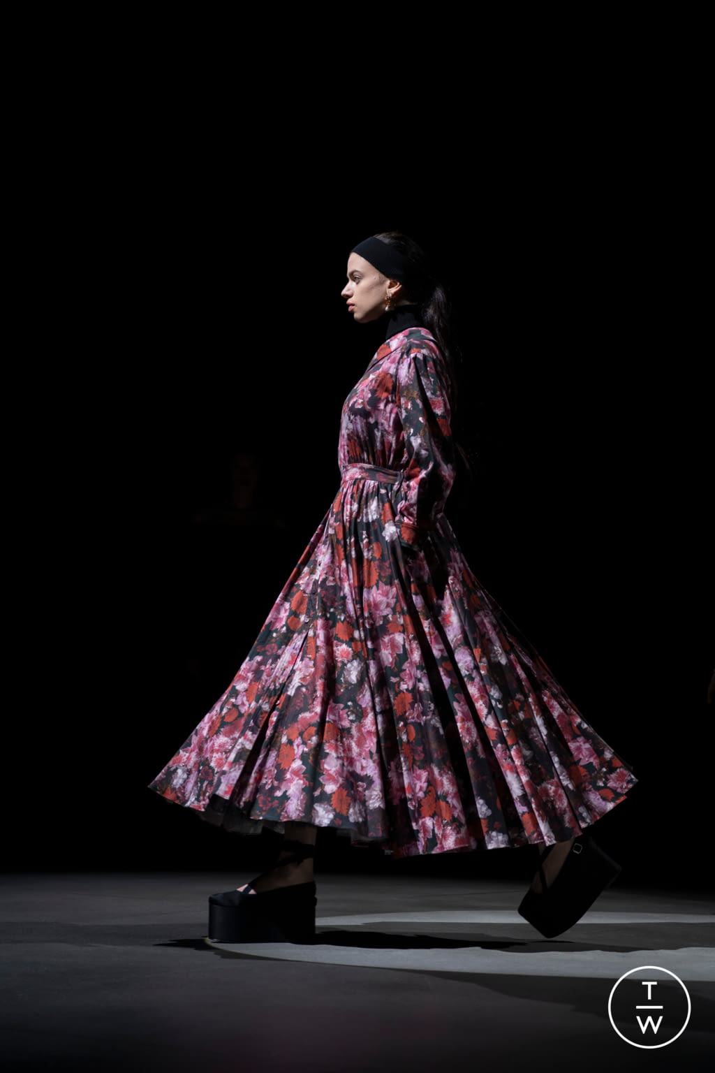 Fashion Week London Fall/Winter 2021 look 32 from the Erdem collection 女装