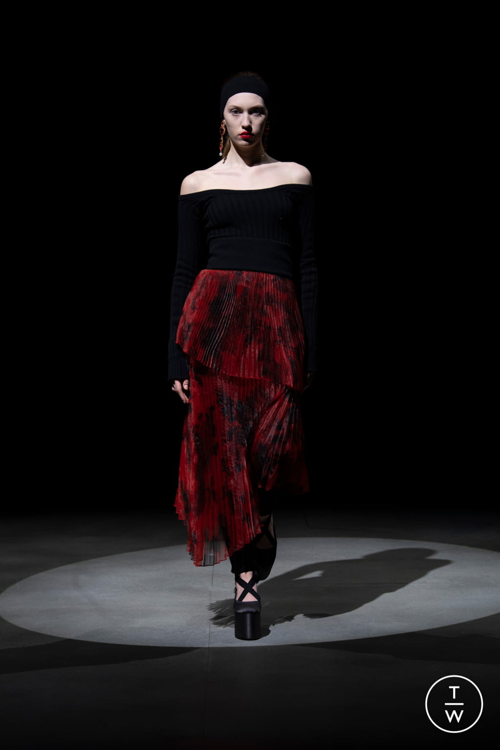 Fashion Week London Fall/Winter 2021 look 35 from the Erdem collection 女装