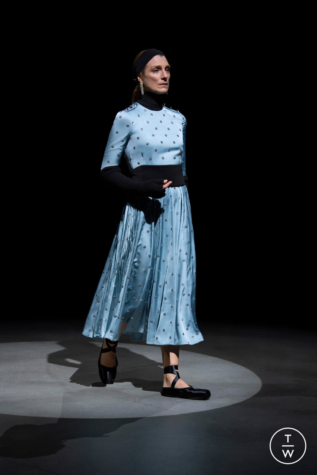 Fashion Week London Fall/Winter 2021 look 39 from the Erdem collection 女装