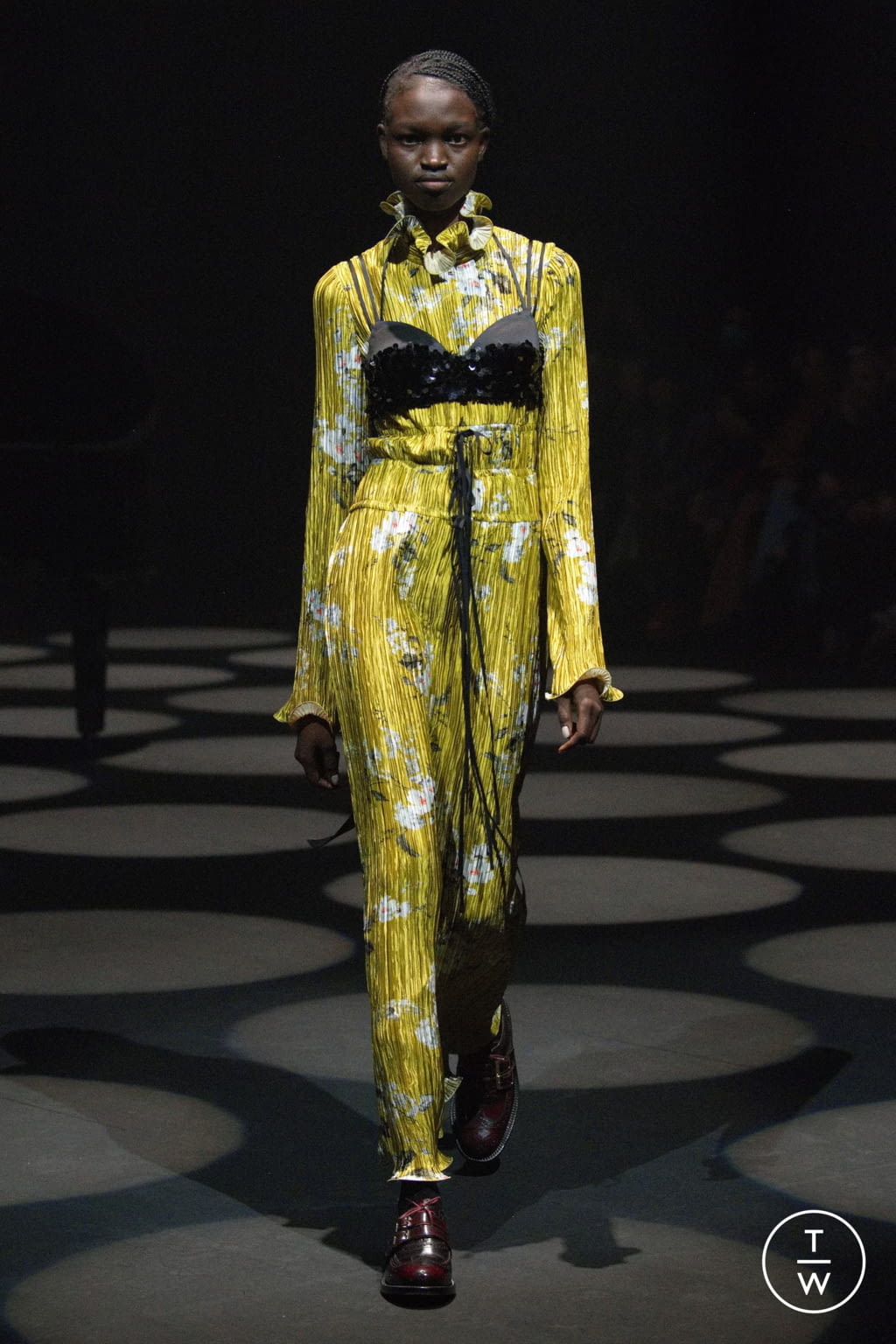 Fashion Week London Fall/Winter 2022 look 31 from the Erdem collection 女装
