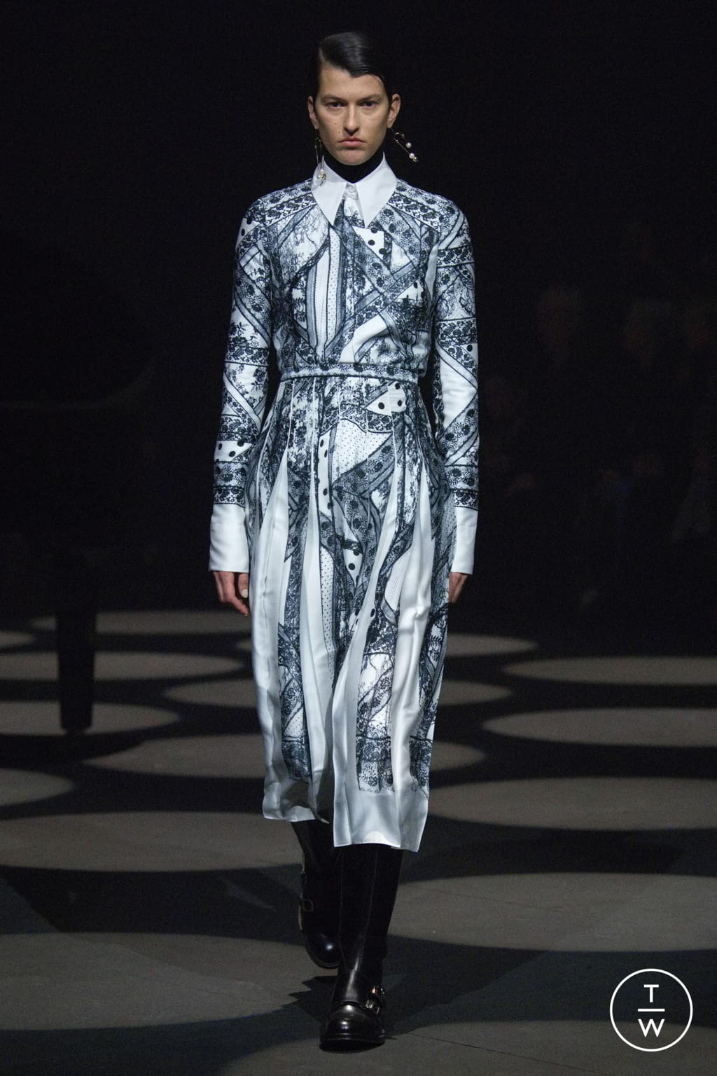 Fashion Week London Fall/Winter 2022 look 34 from the Erdem collection 女装