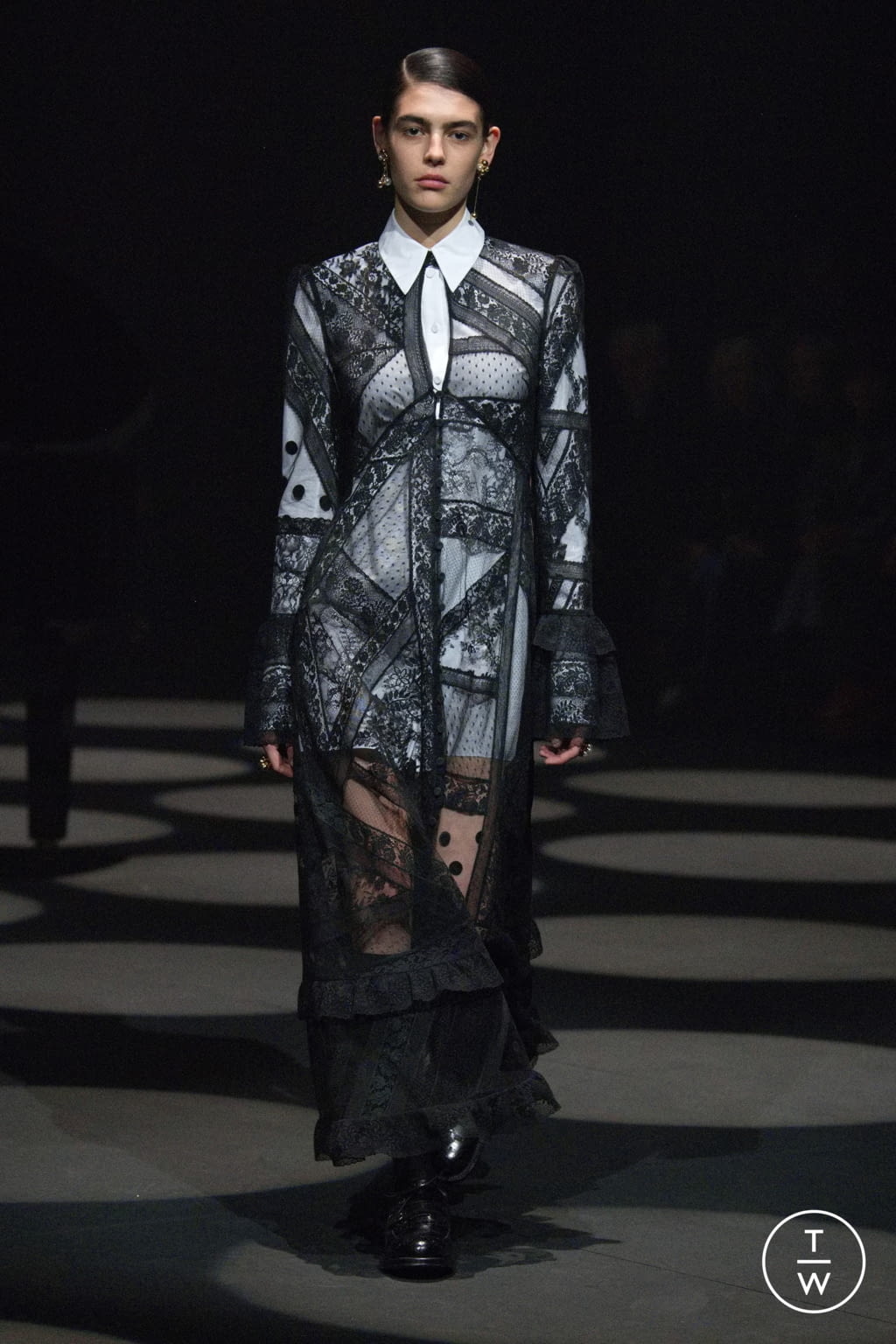 Fashion Week London Fall/Winter 2022 look 36 from the Erdem collection 女装