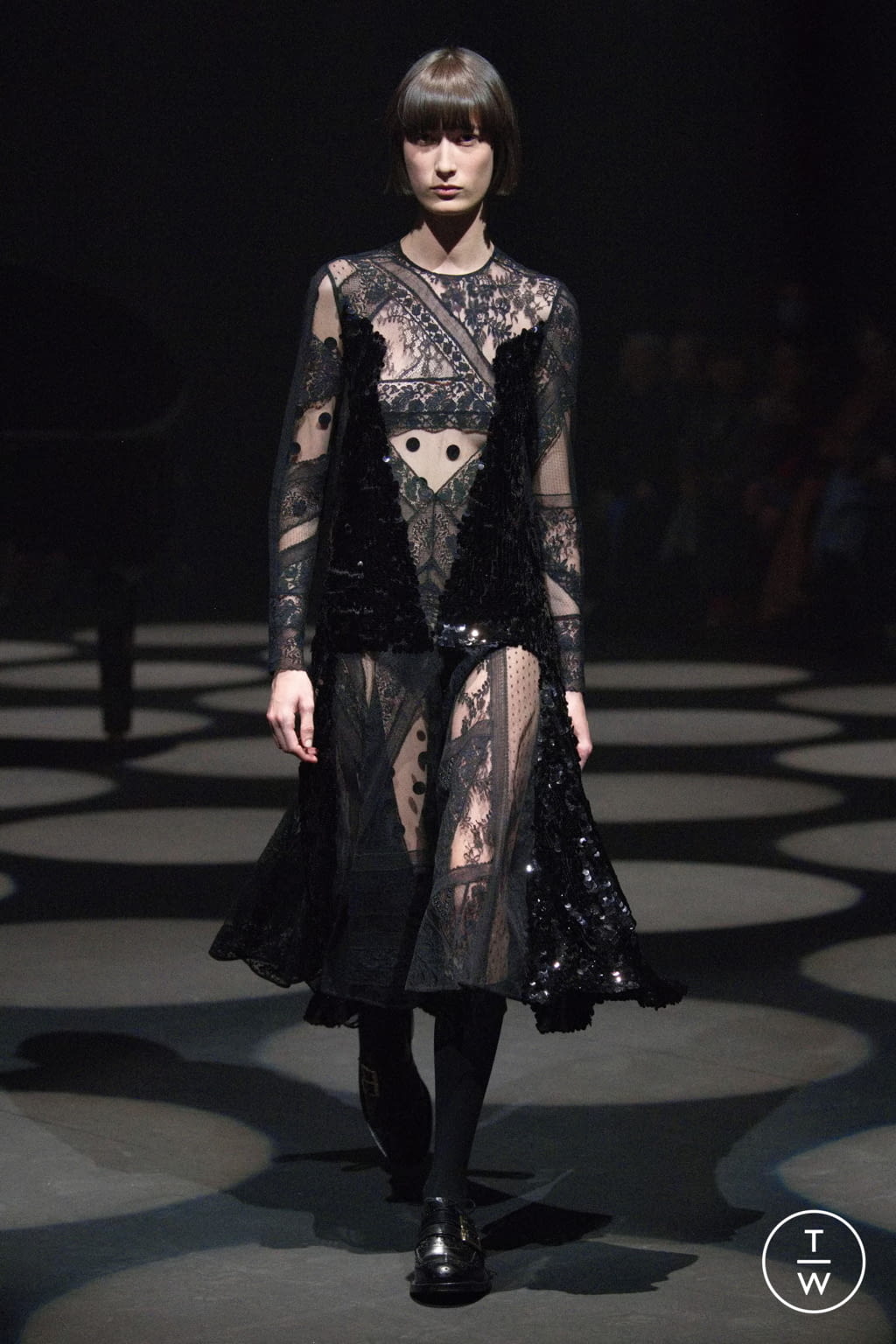 Fashion Week London Fall/Winter 2022 look 39 from the Erdem collection 女装