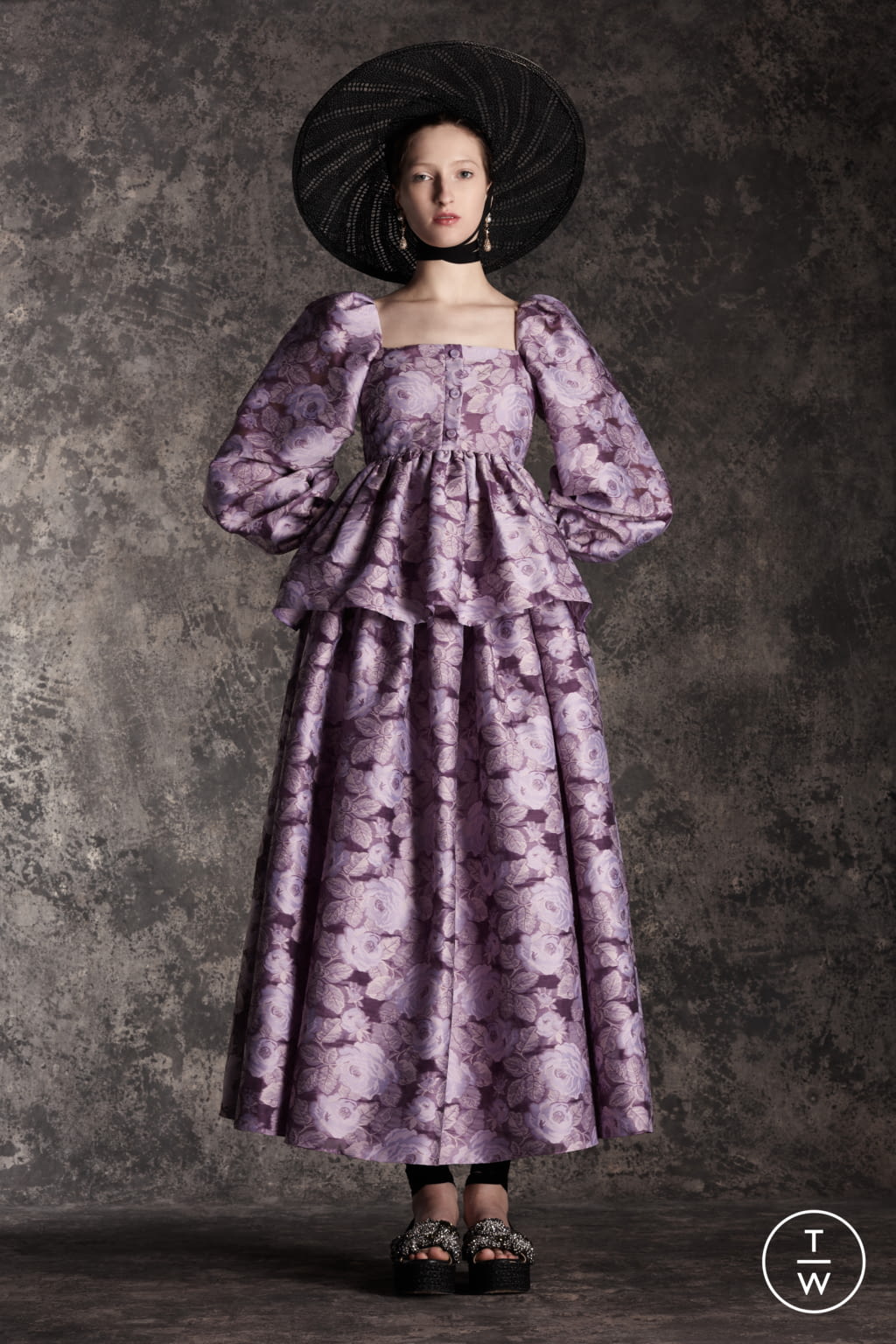 Fashion Week London Pre-Fall 2020 look 18 from the Erdem collection 女装