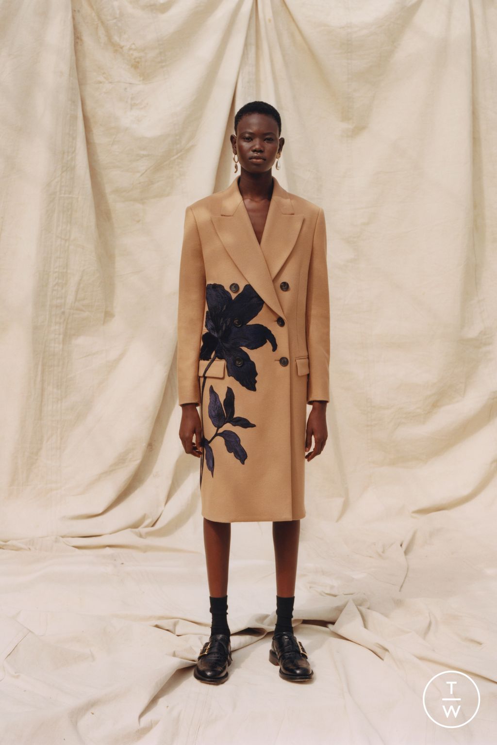Fashion Week London Resort 2023 look 1 from the Erdem collection 女装