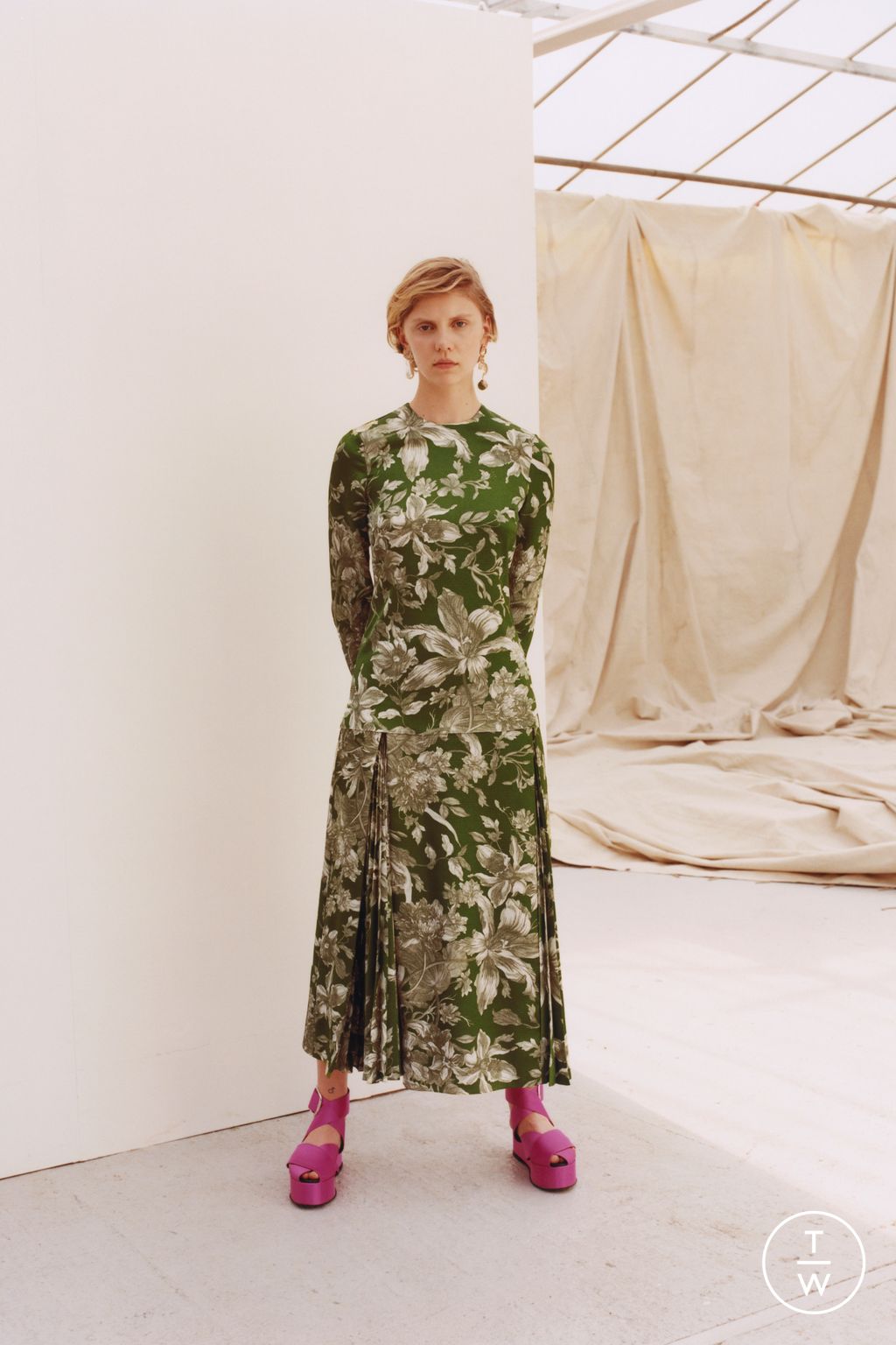 Fashion Week London Resort 2023 look 10 from the Erdem collection 女装