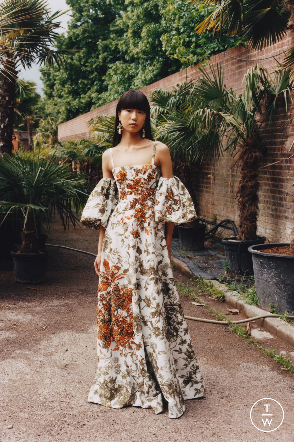 Fashion Week London Resort 2023 look 17 from the Erdem collection 女装