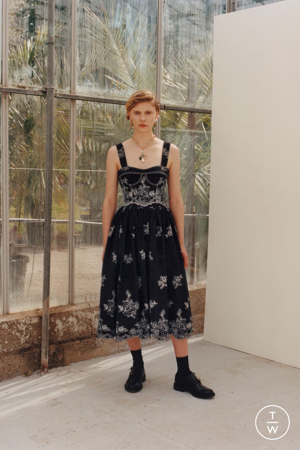 Fashion Week London Resort 2023 look 22 from the Erdem collection 女装