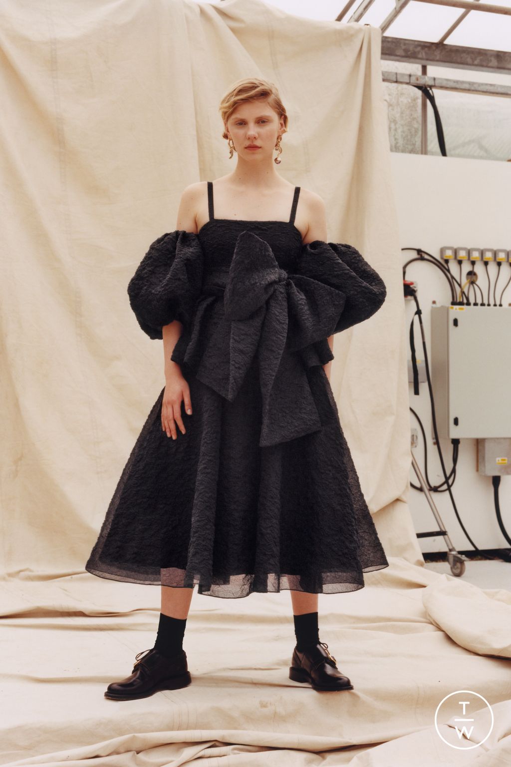 Fashion Week London Resort 2023 look 30 from the Erdem collection womenswear