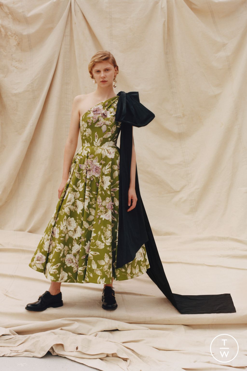 Fashion Week London Resort 2023 look 4 from the Erdem collection 女装
