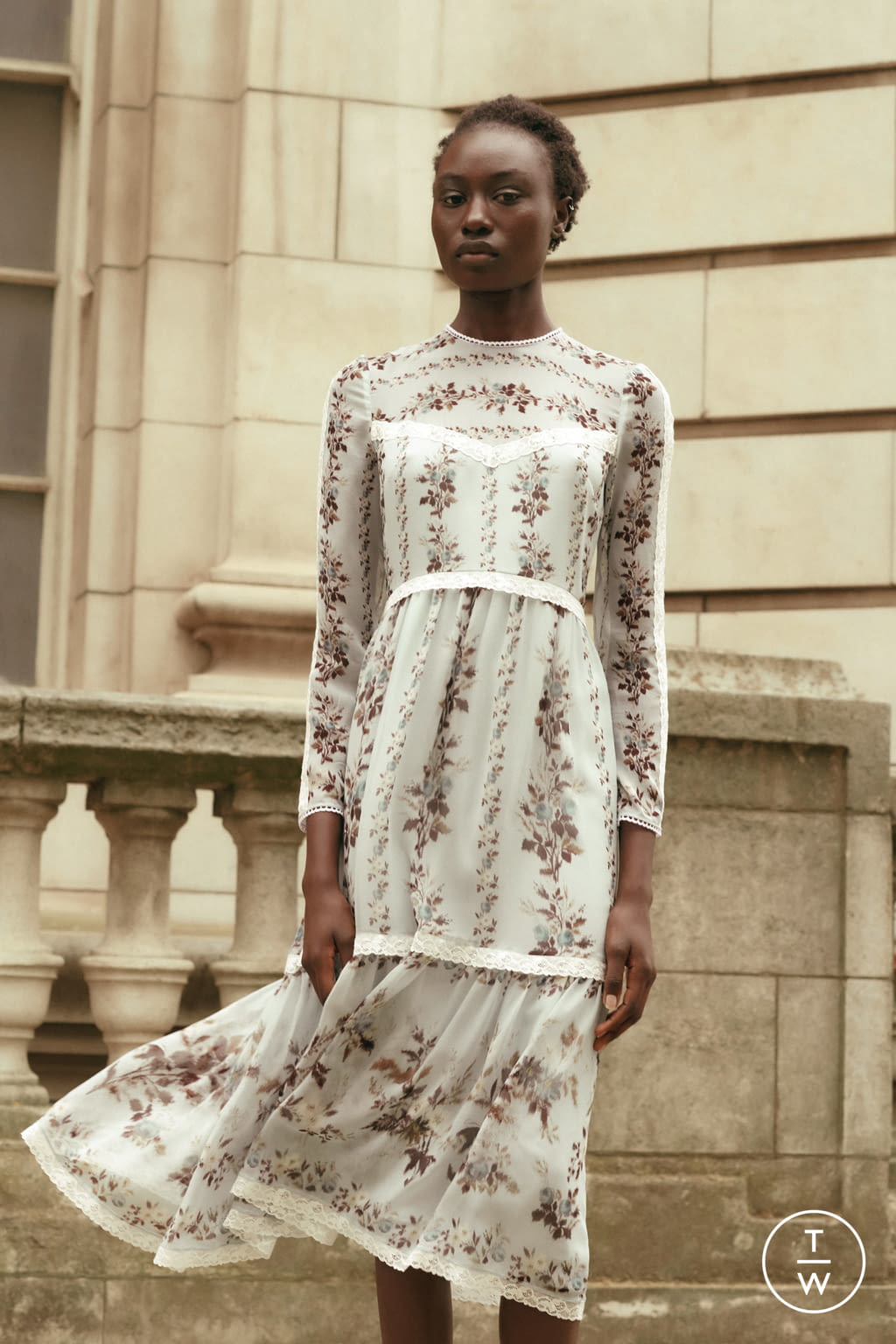 Fashion Week London Resort 2022 look 12 from the Erdem collection 女装