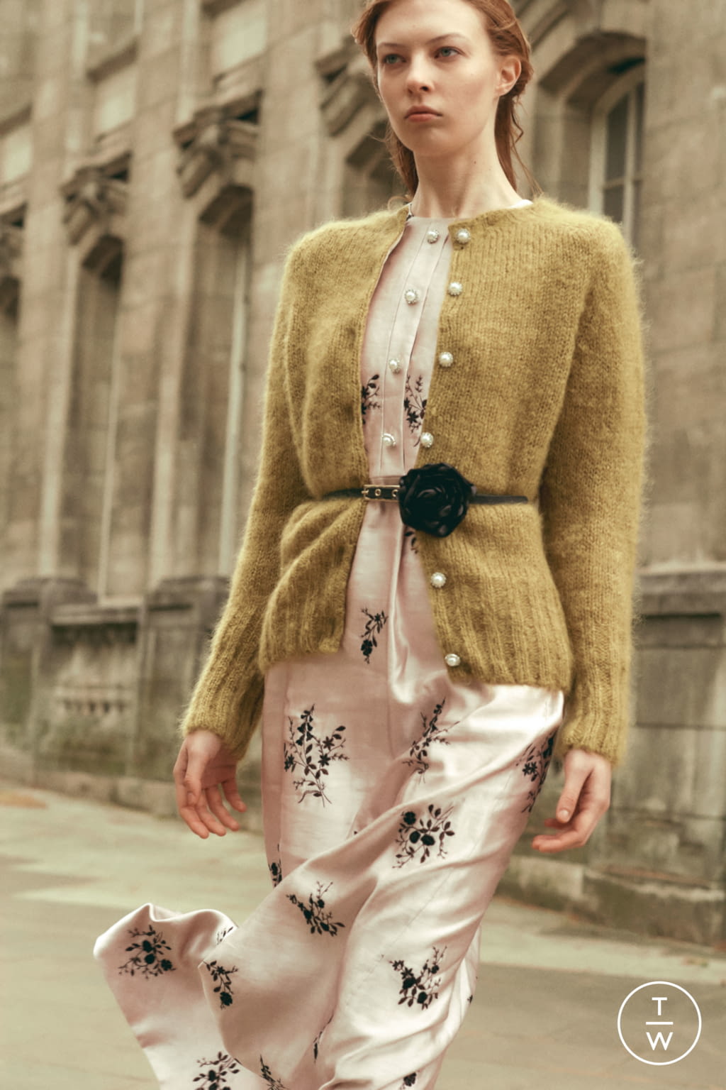 Fashion Week London Resort 2022 look 17 from the Erdem collection 女装