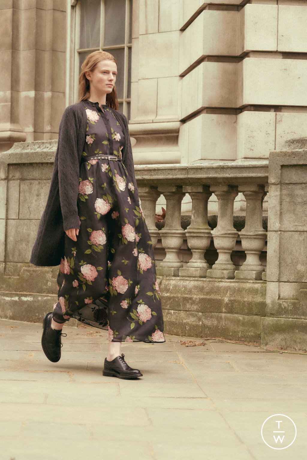 Fashion Week London Resort 2022 look 23 from the Erdem collection 女装