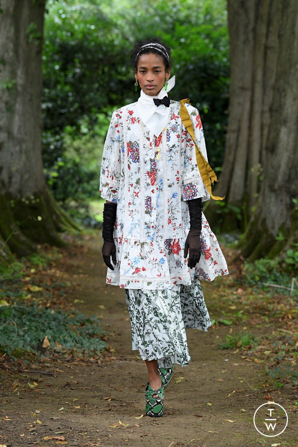 Fashion Week London Spring/Summer 2021 look 22 from the Erdem collection 女装