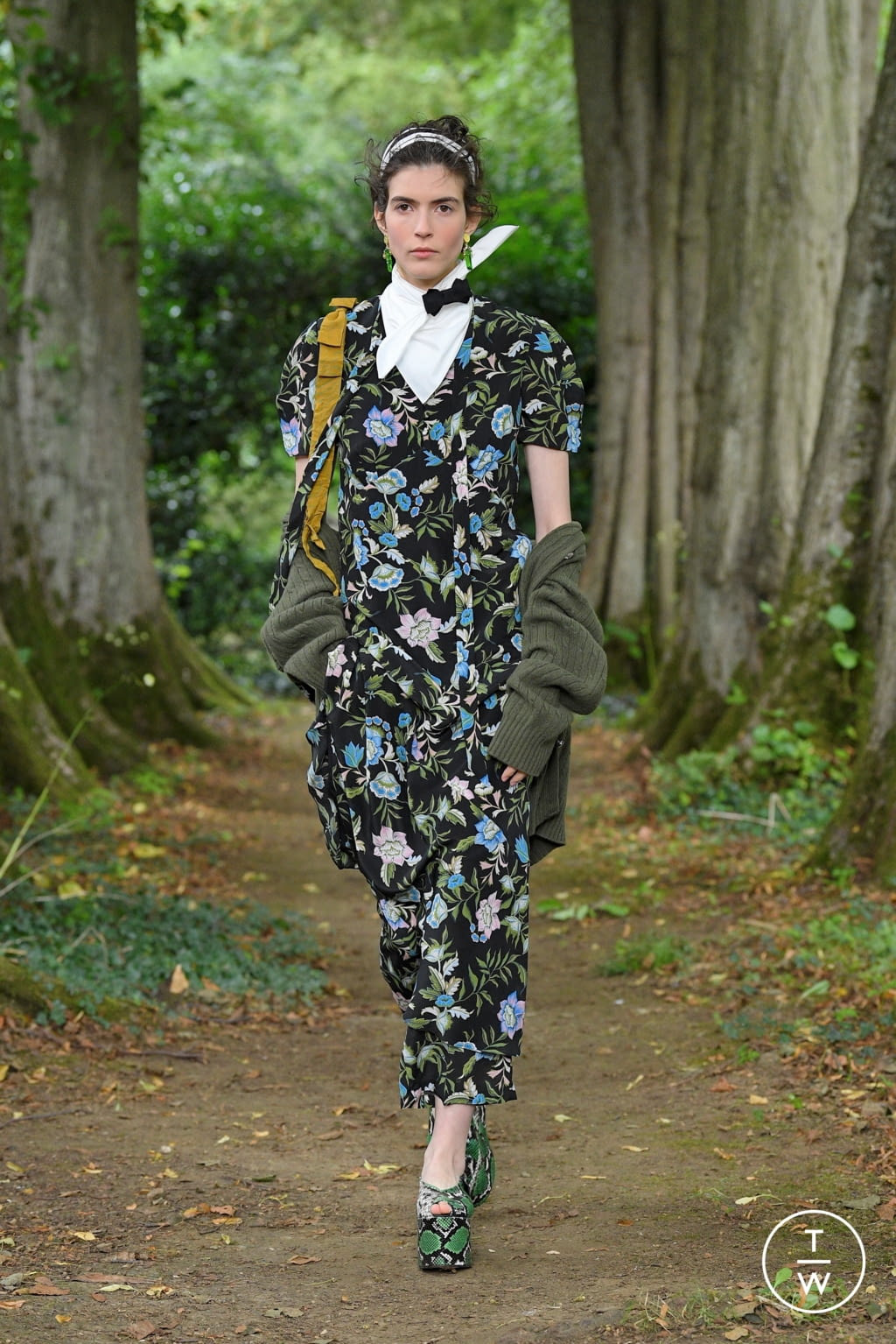 Fashion Week London Spring/Summer 2021 look 23 from the Erdem collection 女装