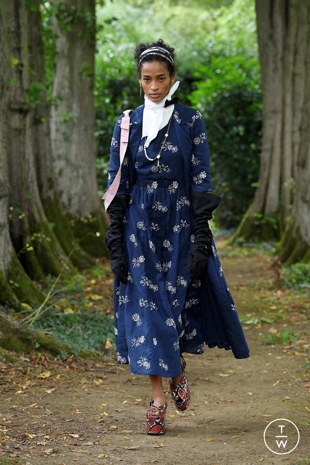 Fashion Week London Spring/Summer 2021 look 24 from the Erdem collection 女装