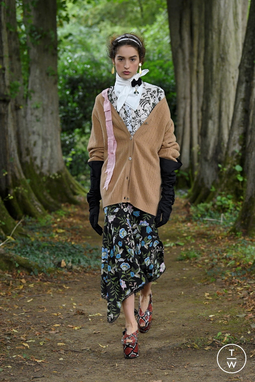 Fashion Week London Spring/Summer 2021 look 25 from the Erdem collection womenswear
