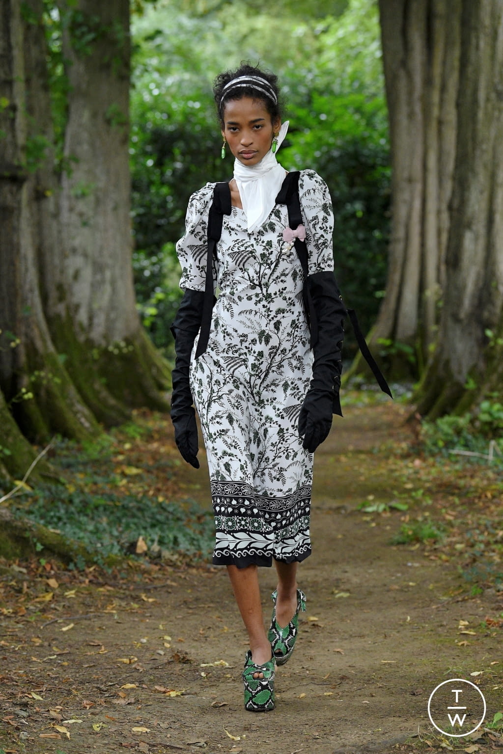 Fashion Week London Spring/Summer 2021 look 26 from the Erdem collection womenswear
