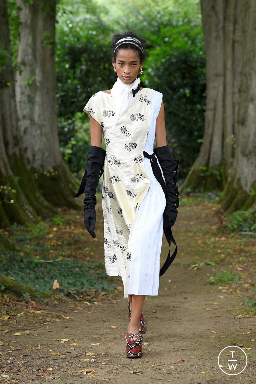 Fashion Week London Spring/Summer 2021 look 3 from the Erdem collection womenswear