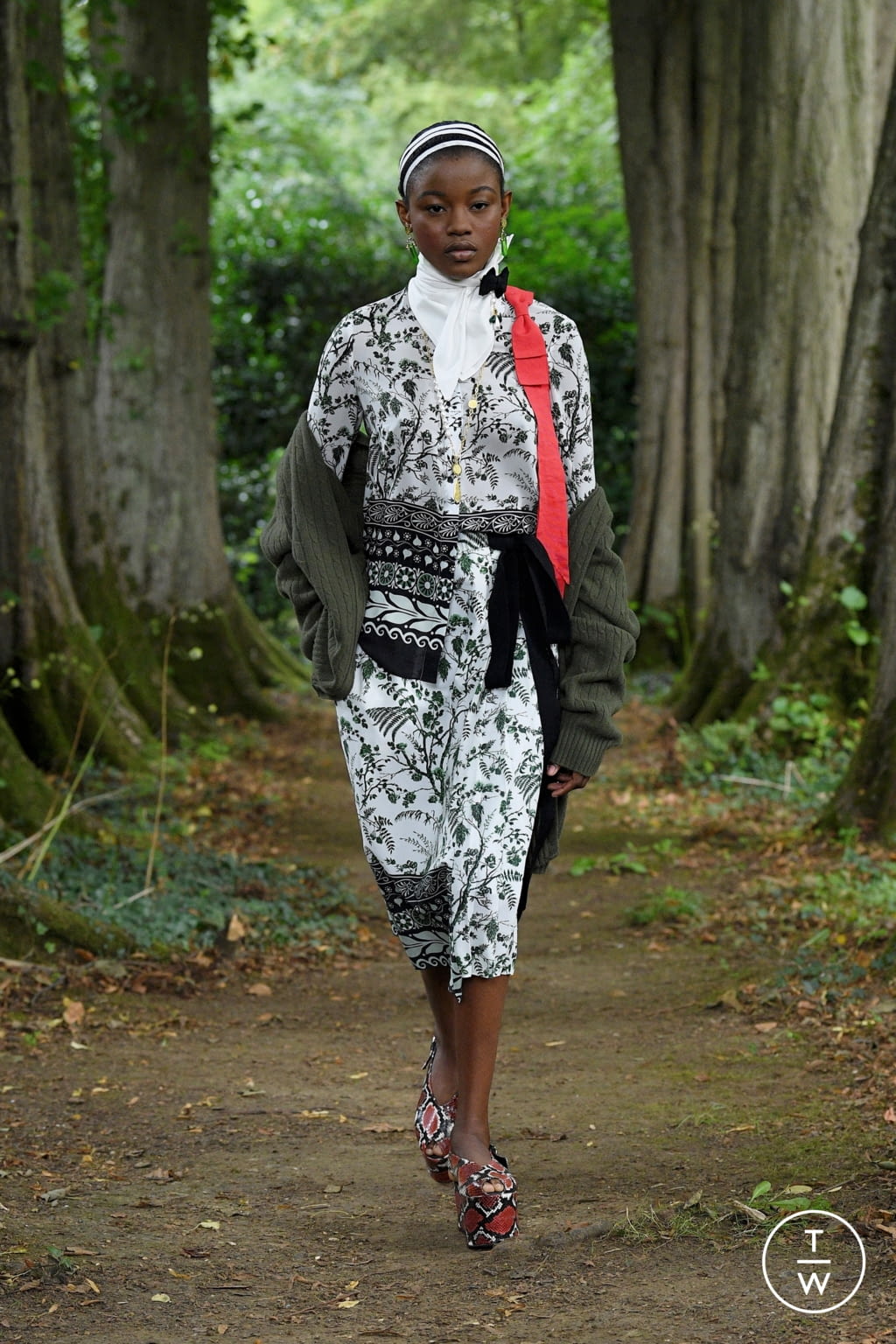 Fashion Week London Spring/Summer 2021 look 30 from the Erdem collection 女装