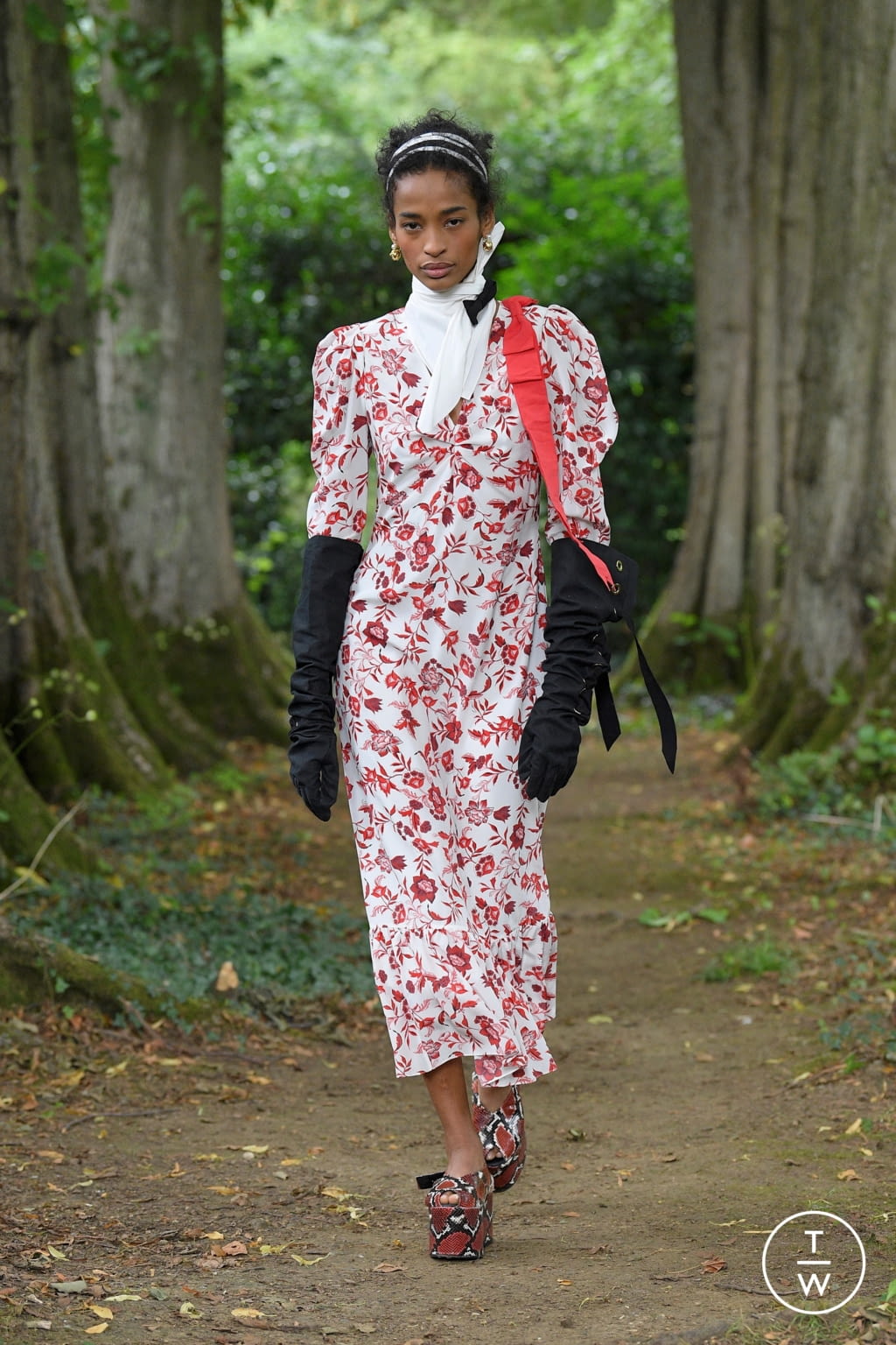 Fashion Week London Spring/Summer 2021 look 33 from the Erdem collection womenswear