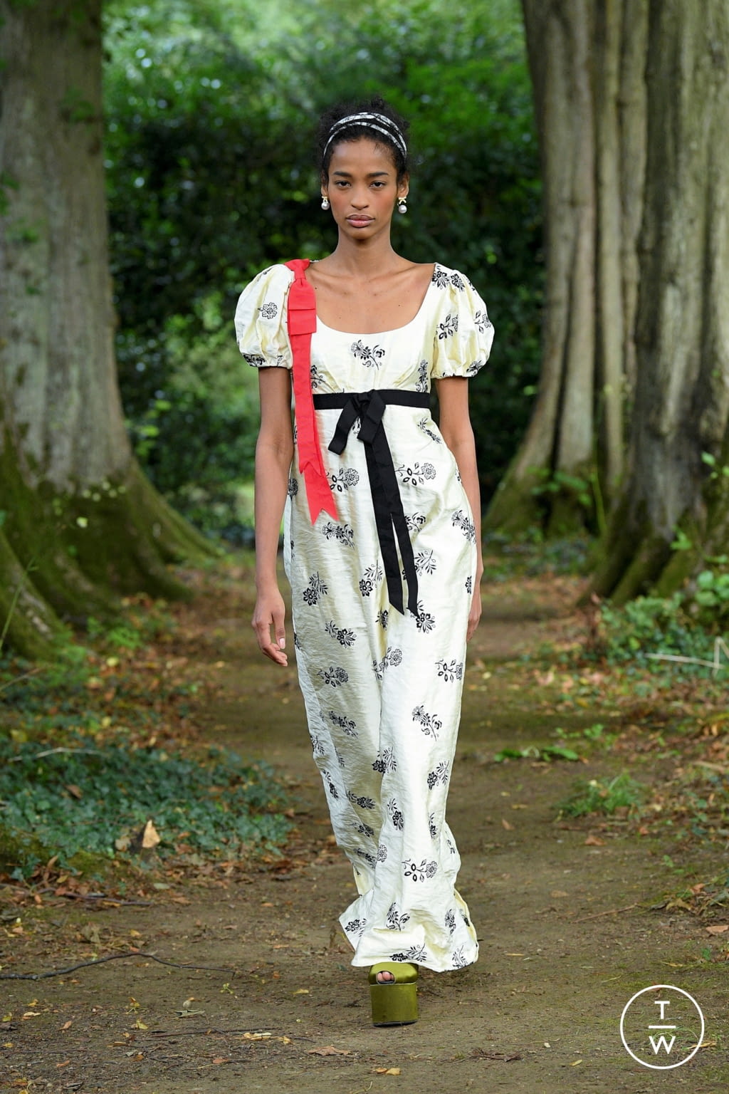 Fashion Week London Spring/Summer 2021 look 7 from the Erdem collection 女装